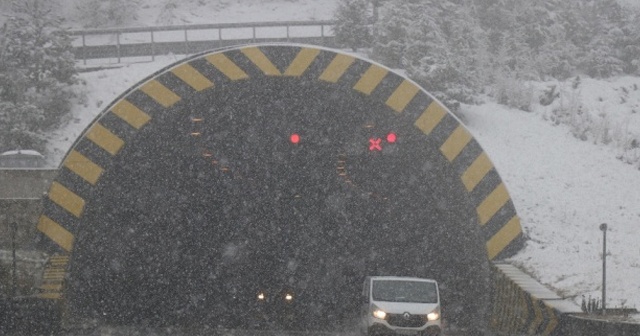 Bolu Dağı&#039;nda kar yağışı etkili oluyor