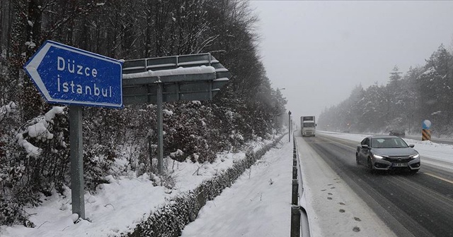 Bolu Dağı&#039;nda yoğun kar yağışı etkili oluyor