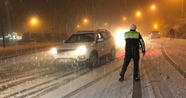 Bolu Dağı yoğun kar nedeniyle trafiğe kapatıldı