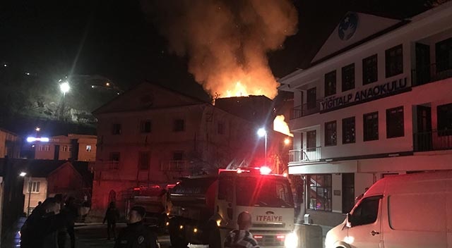 Bursa&#039;da 3 katlı metruk bina yandı