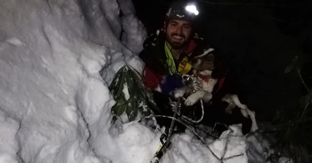 Buz tutmuş derede mahsur kalan köpeği AKUT kurtardı