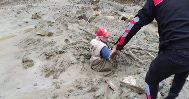 Çamura batan adamı kurtarmak için ekipler seferber oldu