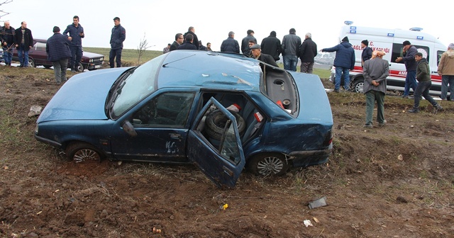 Cenazeye giden araç takla attı: 5 yaralı