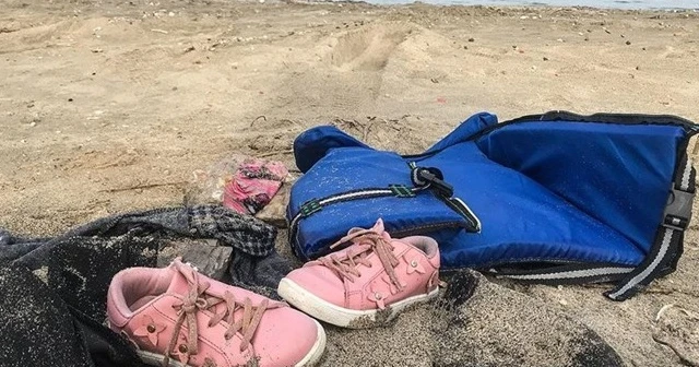 Çeşme'de teknenin batması sonucu ölen çocuklardan geriye ayakkabıları kaldı
