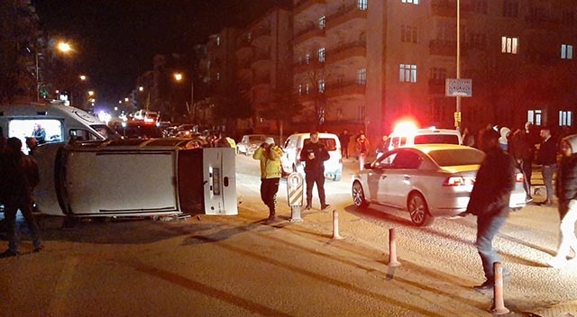 Çorum&#039;da ticari araç ve otomobil çarpıştı: 5 yaralı