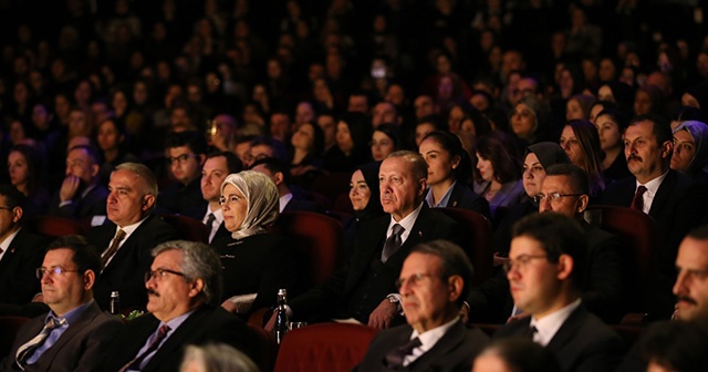 Cumhurbaşkanı Erdoğan, &#039;Leyla ile Mecnun&#039; tiyatro oyununu izledi