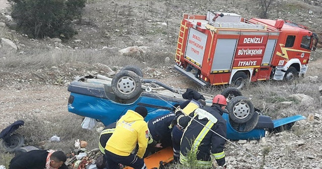 Denizli&#039;de otomobil şarampole yuvarlandı: Araçta sıkışan 2 kişi itfaiye ekiplerince kurtarıldı