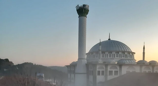 Depremde hasar gören cami minaresi kontrollü şekilde yıkıldı