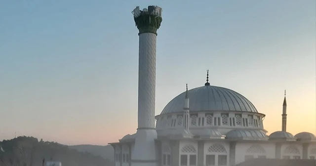 Depremde hasar gören cami minaresi kontrollü şekilde yıkıldı