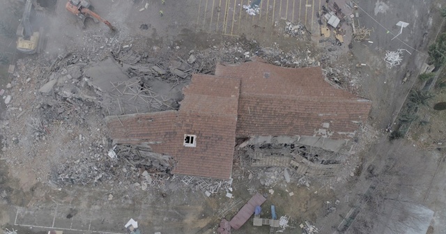 Depremde hasar gören okullar yıkılmaya başladı