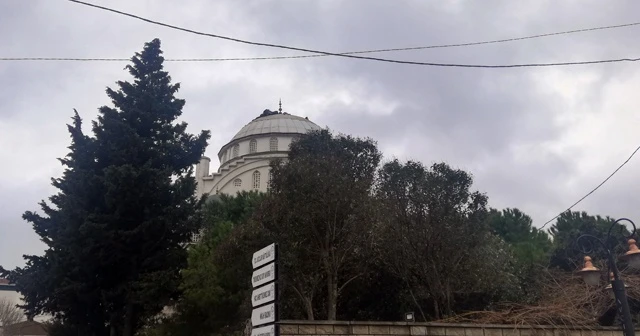 Depremde minaresi yıkıldı, fırtınada kubbe kaplaması söküldü