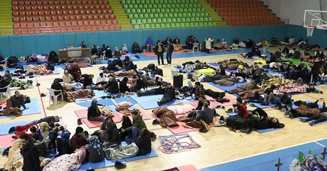 Depremden etkilenen bazı Elazığlılar geceyi spor salonunda geçirdi