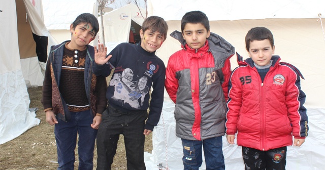 Depremin vurduğu Elazığ&#039;da, çocukların çadır kentlerde yaşamı