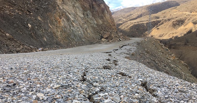 Dev kaya parçaları depremden sonra yolu kapattı