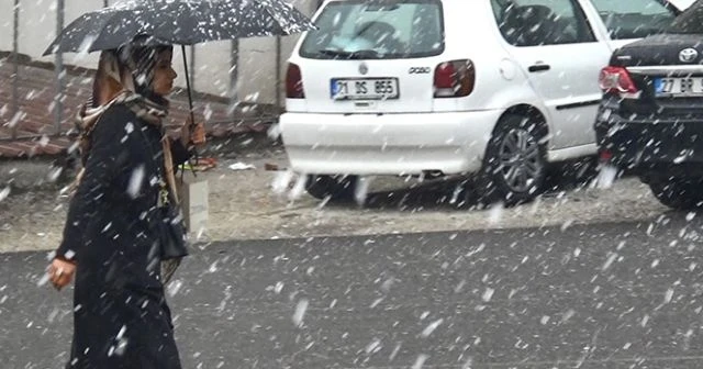 Diyarbakır'a mevsimin ilk karı yağdı