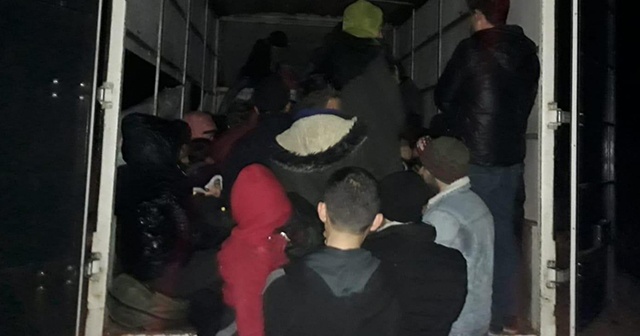 Durdurulan kamyonetten 65 mülteci çıktı