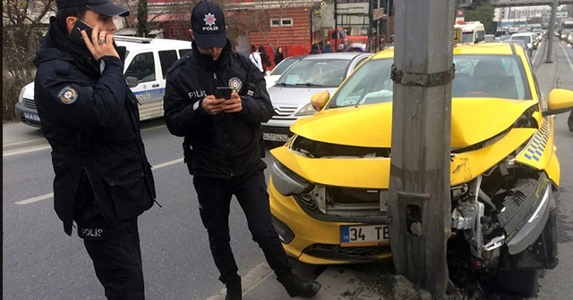E-5’te ticari taksi aydınlatma direğine çarptı: 1 yaralı