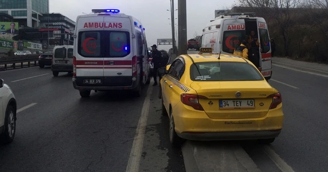 E-5’te ticari taksi aydınlatma direğine çarptı