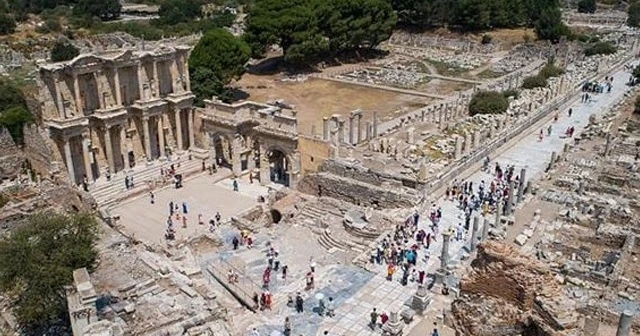 Efes Antik Kenti 2 milyon ziyaretçiye yaklaştı
