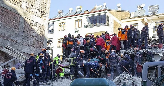 Arama kurtarma çalışmalarıyla 42 kişi enkazdan sağ çıkarıldı