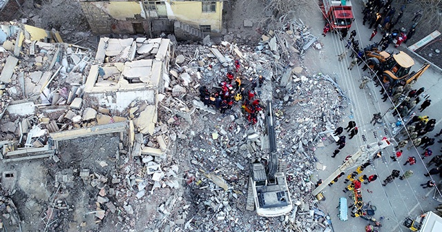 Elazığ&#039;da 2 kişi enkazdan kurtarıldı