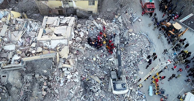 Elazığ'da 2 kişi enkazdan kurtarıldı