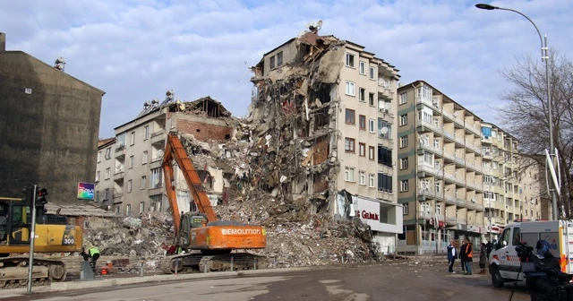Elazığ'da hasarlı binalarda yıkım çalışmaları sürüyor