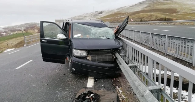 Elazığ’da minibüs bariyere çarptı: 3 yaralı