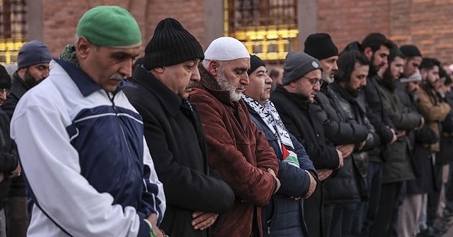 Elazığ depreminde hayatını kaybedenler için gıyabi cenaze namazı kılındı