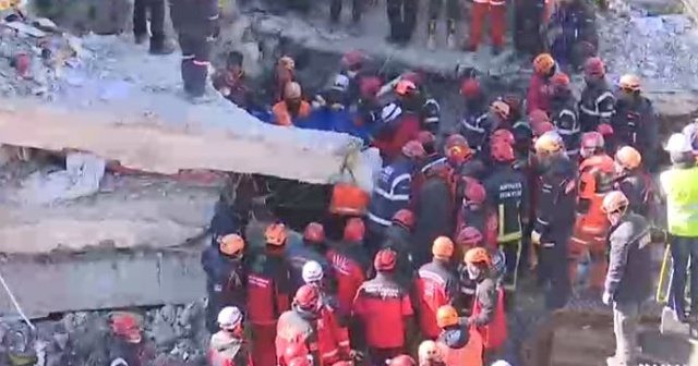 Elazığ Sürsürü Mahallesi&#039;nde 3 kişi enkazdan çıkarıldı