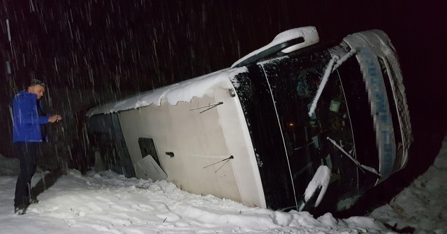 Erzincan&#039;da yolcu otobüsü devrildi: 16 yaralı