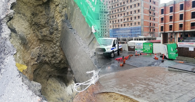 Esenyurt&#039;ta yol çöktü, cadde trafiğe kapatıldı