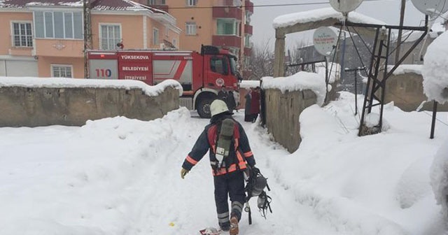 Evde çıkan yangında mahsur kalan genci itfaiye kurtardı