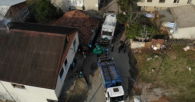 Evden yaklaşık 20 ton çöp çıkarıldı