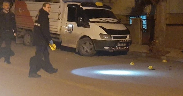 Evinin önünde silahlı saldırıya uğradı, kahvehaneye sığındı