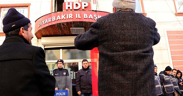 Evladı kaçırılan babadan HDP&#039;ye Türk bayraklı tepki