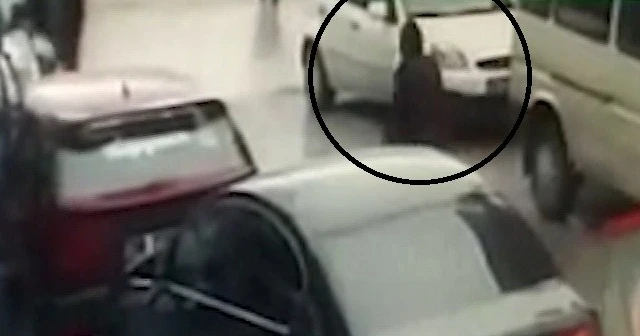 Feci kaza! Kamyon kadının üstünden geçti