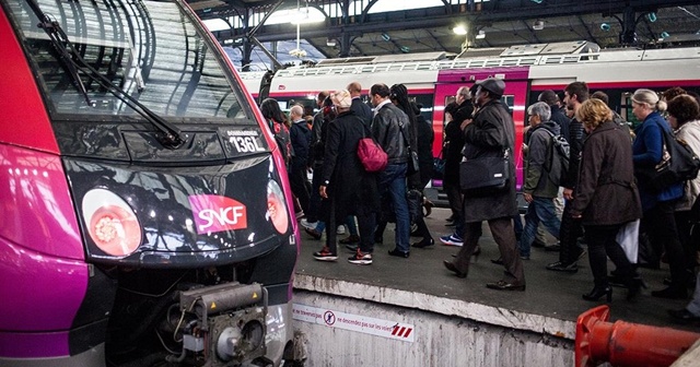 Fransa&#039;da grevler 1.5 milyon tren biletini iptal ettirdi