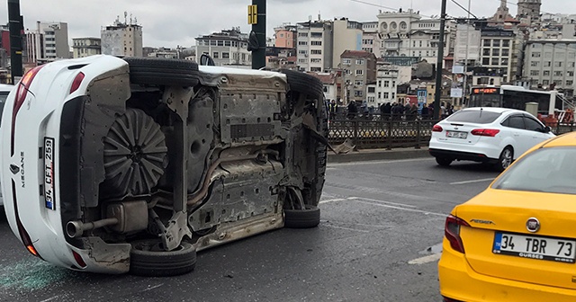 Galata Köprüsü üzerinde otomobil yan yattı