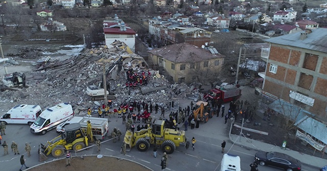 Gezin’de enkaz altında kalan 5 vatandaştan 2’si ölü 3’ü yaralı çıkartıldı