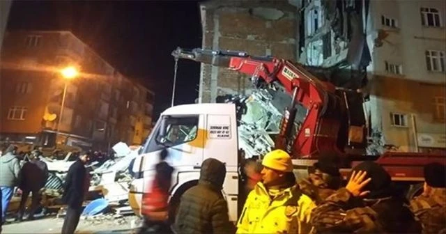 Elazığ ve Malatya'da enkazdan 4 kişi kurtarıldı