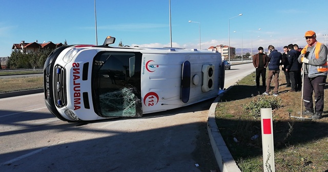 Hafif ticari araç ile ambulansla çarpıştı: 5 yaralı