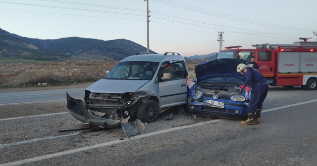 Hafif ticari araç ile otomobil çarpıştı: 1 yaralı