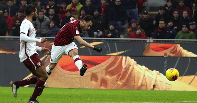 Hakan Çalhanoğlu Milan’ı yarı finale taşıdı