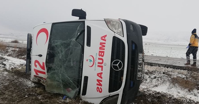 Hasta taşıyan ambulans devrildi