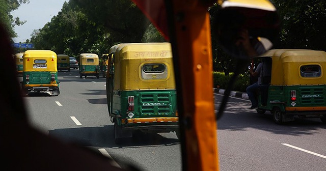 Hindistan&#039;da otobüs ile &#039;tuk tuk&#039; çarpıştı: 27 ölü