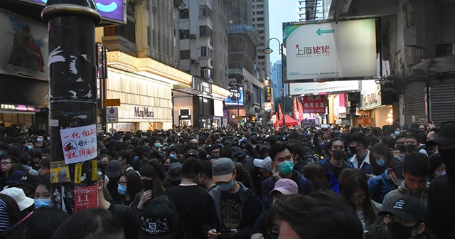 Hong Kong&#039;da yeni yılın ilk protestolarına 1 milyondan fazla kişi katıldı