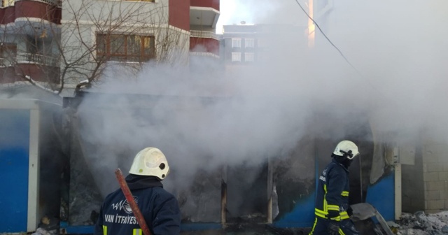 İnşaat alanında çıkan yangın itfaiyeyi alarma geçirdi