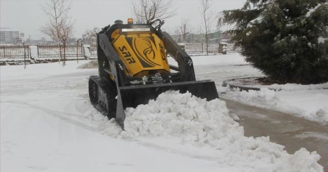 İnsansız iş makinesi ile kar küreme yapıldı