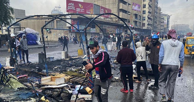 Irak güvenlik güçleri, göstericilerin kalesi Tahrir&#039;deki eylem çadırlarını yaktı